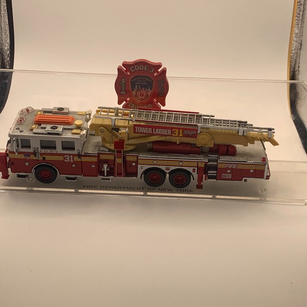 2000 Code 3 Collectibles Diecast FDNY Tower Ladder 31 Limited Edition (12190)